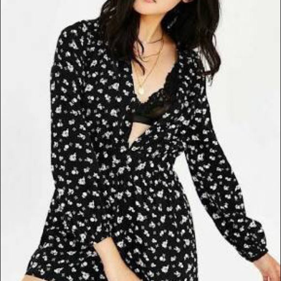 Urban Outfitters Ecote Black White Floral Long Sleeve Shorts Romper XS - Picture 2 of 12
